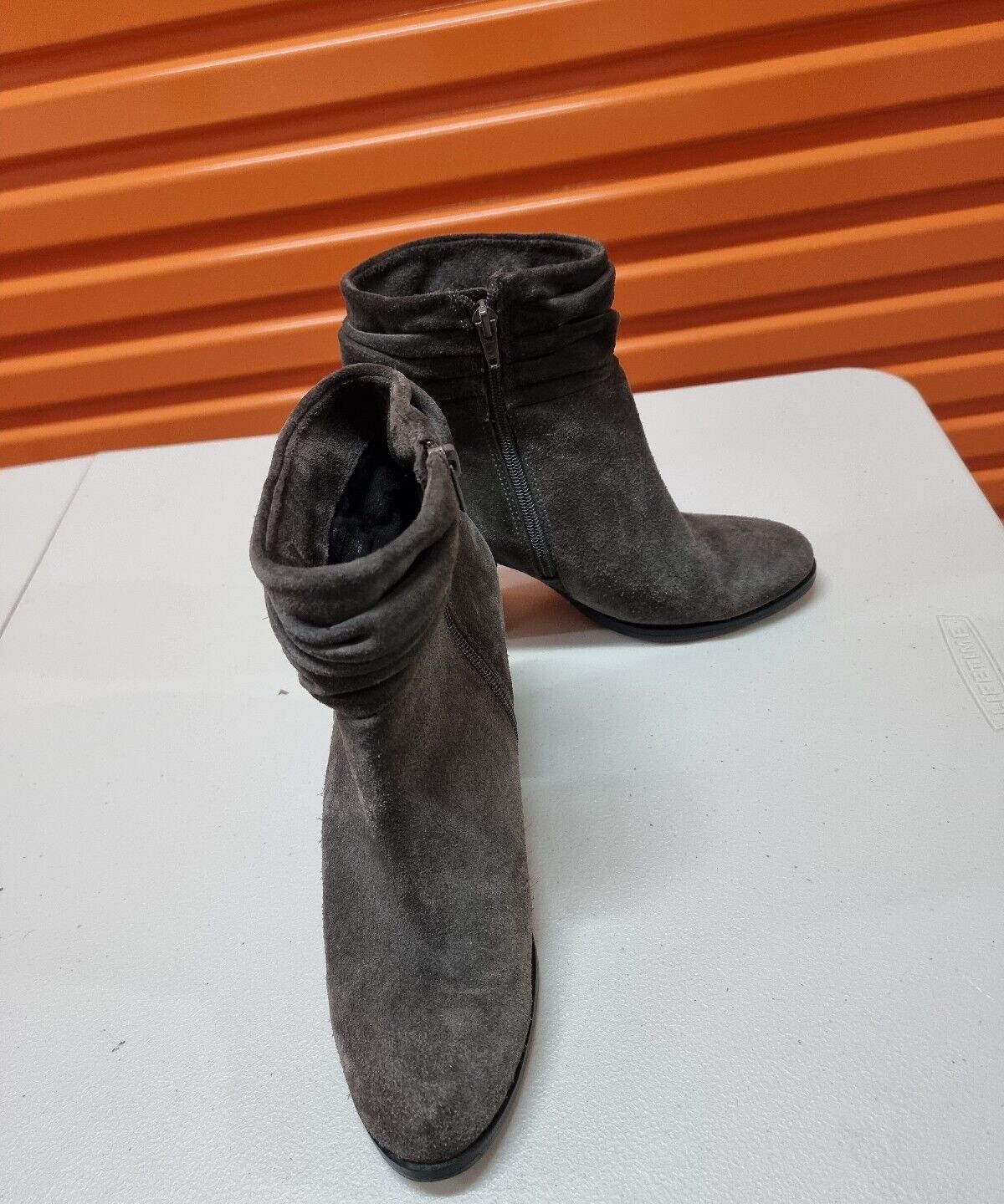 VINCE CAMUTO Boots Womens Grey Suede Shoes Size 8.5 US, 38.5 EUR Great Condition